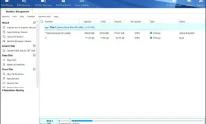 Jak podzielić dysk na partycje Windows 11? Program MiniTool Partition Wizard pokazuje partycje dysku C: i systemową.