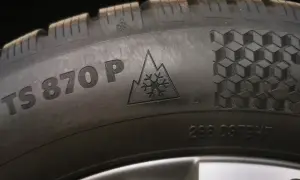 ZR na oponie: Dekodujemy symbol szybkich aut. Czy go potrzebujesz?