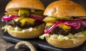Jak podgrzać hamburgera w piekarniku, by nie stracił smaku?