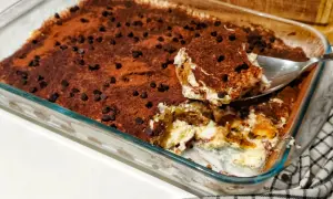 Un délicieux tiramisu ricotta, saupoudré de cacao et de pépites de chocolat, prêt à être dégusté.