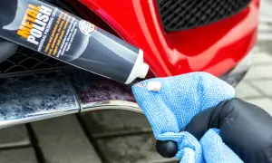 Skutki użycia agresywnej chemii na chromowanych listwach zderzaka: matowe plamy i zmatowienie. Czas na polerowanie!