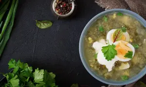 Idealna zupa szczawiowa? Przepis krok po kroku na smak dzieciństwa!