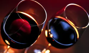 Dwa kieliszki z czerwonym winem, które może być dobre dla serca.