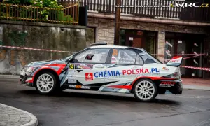 Rally car Mitsubishi Lancer Evo 9 z numerem 34 i logiem "Chemia-Polska.pl" na trasie wyścigu.