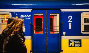 Ludzie wsiadają do niebieskiego pociągu SKM na stacji Gdańsk Siedlce.