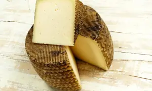 En hel och en skivad ost med karaktäristiskt mönster. Dessa namn på ostar är en fröjd för ögat och gommen.