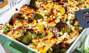 Ein köstlicher vegetarischer Auflauf mit Kartoffeln, Brokkoli und Erbsen, überbacken mit Käse.