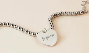 Pulsera de plata con corazón grabado "Te quiero", ideal para frases para grabar en pulseras.