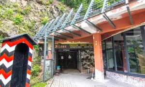 Wejście do podziemnego kompleksu Riese w Walimiu. Kolorowa budka wartownicza i zadaszone wejście do sztolni zapraszają do odkrywania tajemnic.