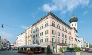 Einladende Biergarten-Atmosphäre in Rosenheim. Hier finden sich echte Geheimtipps für Genießer.