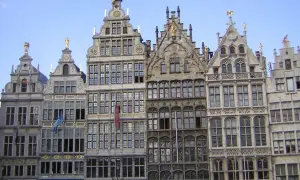 Antwerpia, budynki z bogatymi zdobieniami, złote rzeźby na dachach. Czy to manieryzm co to? Architektura pełna detali.
