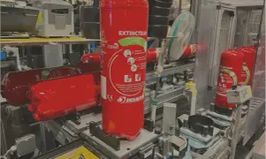 Extincteurs rouges en production, conformes à la réglementation extincteur poids lourds. Ils sont prêts pour la sécurité des véhicules.