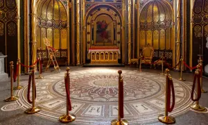 Wnętrze bazyliki archikatedralnej świętych apostołów Piotra i Pawła w Poznaniu. Złote zdobienia, ołtarz i tron.