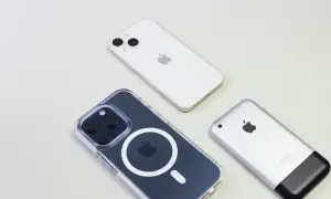 Tres iPhones, uno moderno con funda MagSafe, otro blanco y un modelo antiguo. Un móvil reacondicionado puede ser una excelente opción.