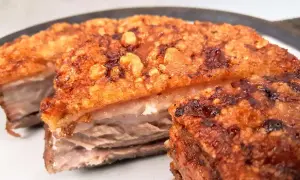 Poitrine de porc grillée : le secret d'une chair fondante, couenne croustillante
