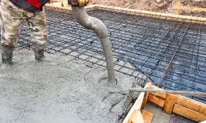 Beton wylewany na zbrojenie fundamentów.