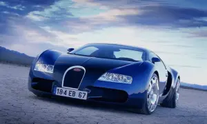 Niebieski Bugatti Veyron na pustynnym tle. Skąd pochodzi ten legendarny samochód? Z Francji, z Alzacji, gdzie narodził się Ettore Bugatti.