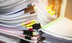 Stosy dokumentów, segregatorów i karteczek samoprzylepnych. Gdzieś wśród nich musi być moje zgubione świadectwo pracy.