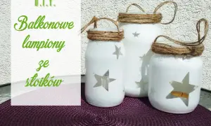 Jak zrobić lampion? Trzy białe słoiki ozdobione gwiazdkami i sznurkiem, idealne na balkonowe dekoracje.