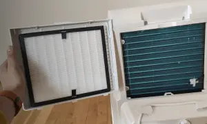 Wymiana filtra w klimatyzacji bez jednostki zewnętrznej. Widoczny filtr powietrza i jego miejsce montażu.