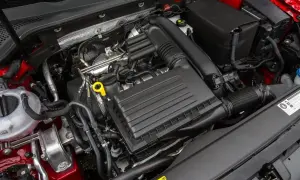 Silnik 1.4 TSI EA211. Widoczny czarny filtr powietrza i żółta miarka oleju.