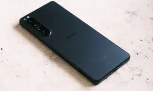 Czarne plecki telefonu Sony Xperia XZ4 z modułem aparatów Zeiss.