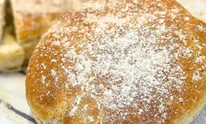 Nybakade, glutenfria scones pudrade med mjöl. Perfekta för en mysig fika.