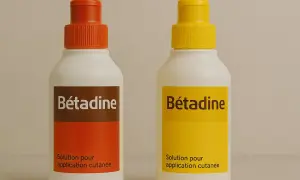 Deux flacons de Bétadine, l'un avec un bouchon orange, l'autre jaune. Idéal pour enlever tache betadine.