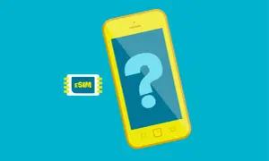 Żółty smartfon z pytajnikiem na ekranie i obok niego karta eSIM. Czy to Twój nowy nju mobile eSIM?