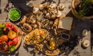 En härlig samling av färska tomater, olika svampar och en bit ost, redo att skapa en umami-smakrik måltid.