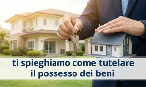Mano con chiavi e modello di casa, per impedire accesso comproprietario. Proteggi il tuo possesso.