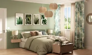 Camera da letto fai da te con pareti verdi, quadri botanici, tende tropicali e lampade in rattan.