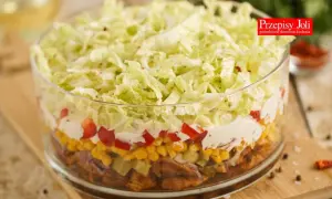 Warstwowa sałatka gyros z mięsem mielonym, kukurydzą, papryką i chrupiącą kapustą pekińską w szklanej misie.