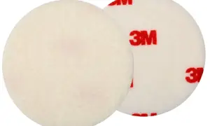 Dwa krążki polerskie 3M, jeden z widocznym logo, gotowe do pracy z pastami polerskimi.