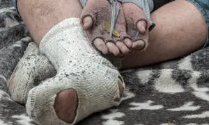Dziurawe skarpety i dłonie z monetami. Czy to jest jałmużna, co to znaczy dla potrzebujących?