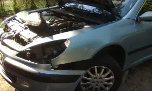 Jak wymienić żarówkę w Peugeot 206? Zobacz, jak wygląda demontaż reflektora, by dostać się do żarówki.