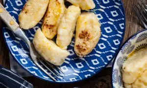 Proste dania z gotowanych ziemniaków przepis: leniwe pierogi z serem i ziemniakami, lekko przypieczone na patelni.