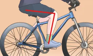 Posizione corretta per evitare il mal di schiena lombare in bicicletta: gamba leggermente piegata, schiena dritta.