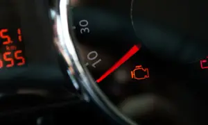 Kontrolka silnika świeci się na desce rozdzielczej Audi, wskazując błąd DTC P0171.