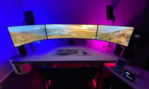Nowoczesne stanowisko z trzema monitorami, klawiaturą i myszką. Dowiedz się, jak podłączyć monitor do laptopa, by stworzyć podobny setup.