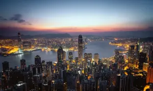 Wieczorny widok na rozświetlony Hongkong. Wiele wieżowców lśni światłami, tworząc niesamowity krajobraz. Ciekawe fakty o tym mieście można odkrywać, podziwiając jego panoramę.