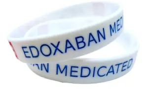 Kolorowe bransoletki: kod szpitalny czy symbol wsparcia?