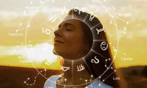 Una mujer con los ojos cerrados, rodeada por el zodíaco y constelaciones, como un ser de luz en armonía con el universo.