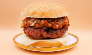Co dodać do burgera, aby zaskoczyć smakiem i teksturą?