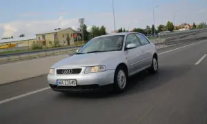 Srebrne Audi A3 8L po lifcie jedzie po drodze. Zastanawiasz się, jakie żarówki do Audi A3 8L lift będą najlepsze?