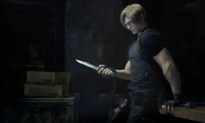 Leon S. Kennedy z Resident Evil 4 Remake, gotowy do walki z wrogami. Spolszczenie gry poprawia immersję.