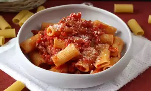 Herzhafte Pasta Amatriciana in einer Schüssel, garniert mit geriebenem Käse.