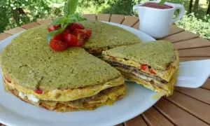 Le crespeou, une tourte verte aux couches d'omelette et de légumes, garnie de tomates et de basilic.