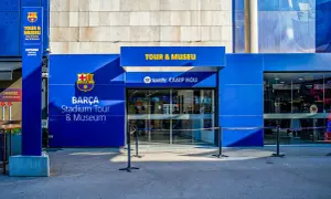 Wejście na camp nou zwiedzanie i muzeum FC Barcelony. Jasny dzień, niebieska fasada, logo klubu.