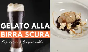 Un delizioso gelato alla birra scura, guarnito con popcorn croccanti e un filo di caramello, su un letto di briciole di cioccolato.